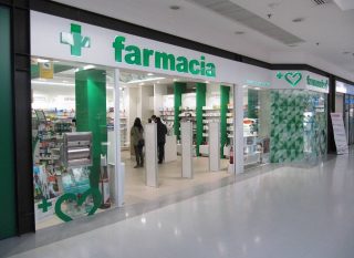Reformas en farmacias para mejorar las ventas - la importancia de la fachada